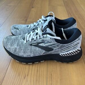 Brooks women black and white Adrenaline 19 size 9 very good condition.